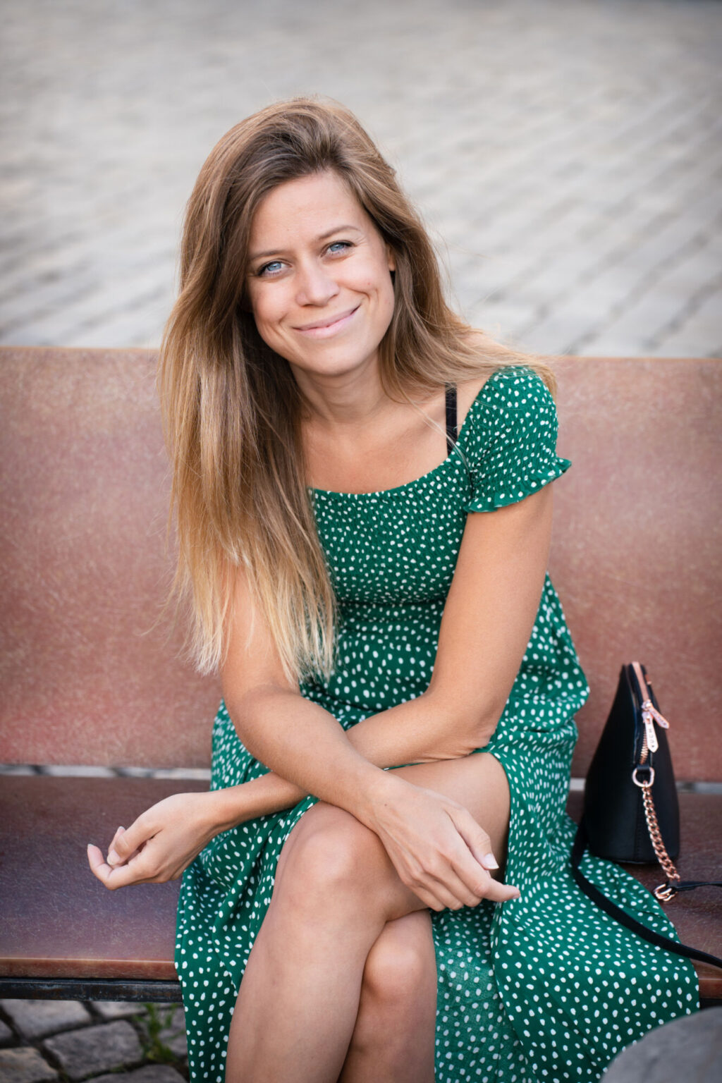 Zuzi sedí v&nbsp;Olomouci na&nbsp;lavičce. Sdílí příběh ze svého života, jak se jí podařilo stát se malířkou mandal.