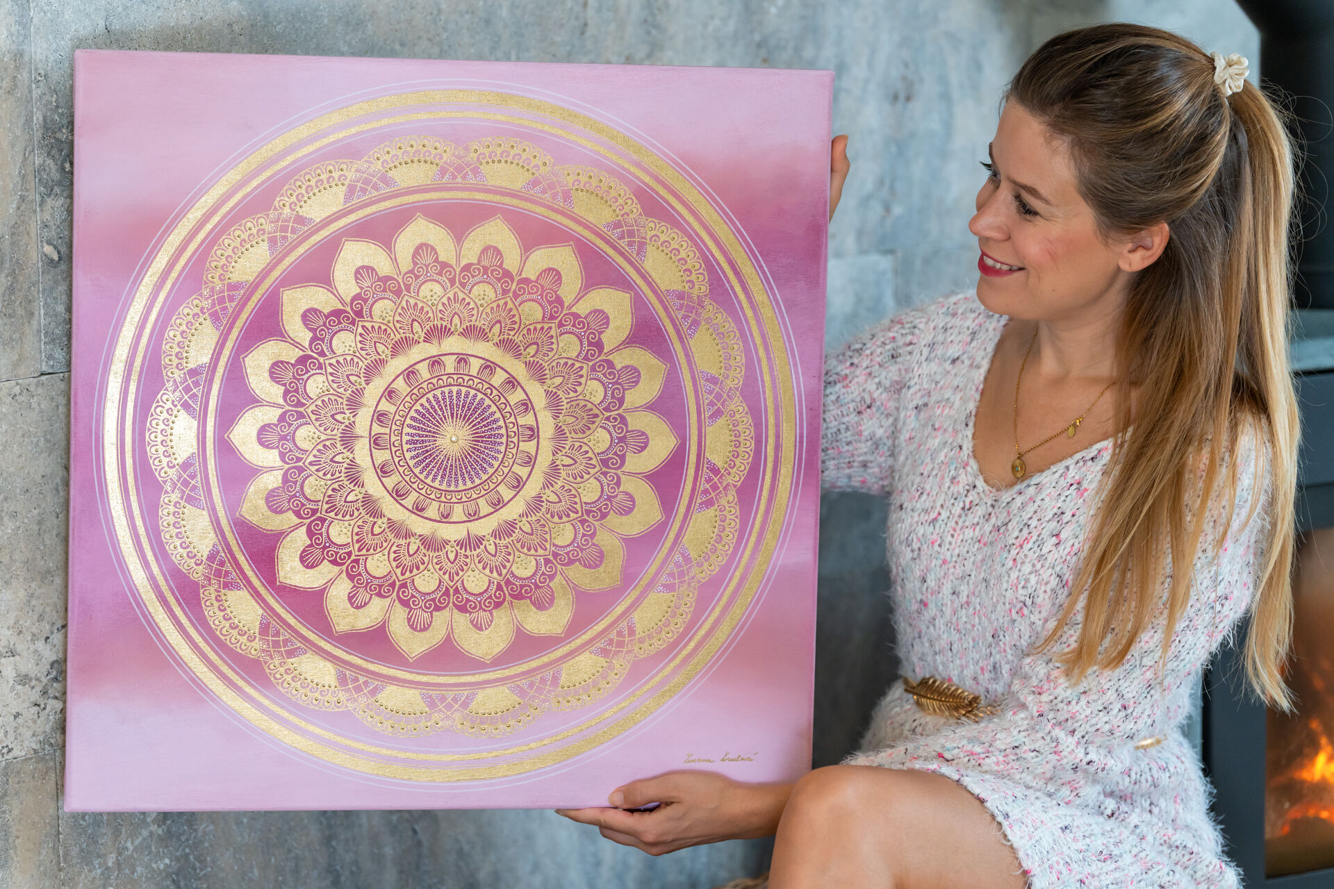 Zuzana Krulová a&nbsp;její obraz se zlatou mandalou a&nbsp;růžovým podkladem. 