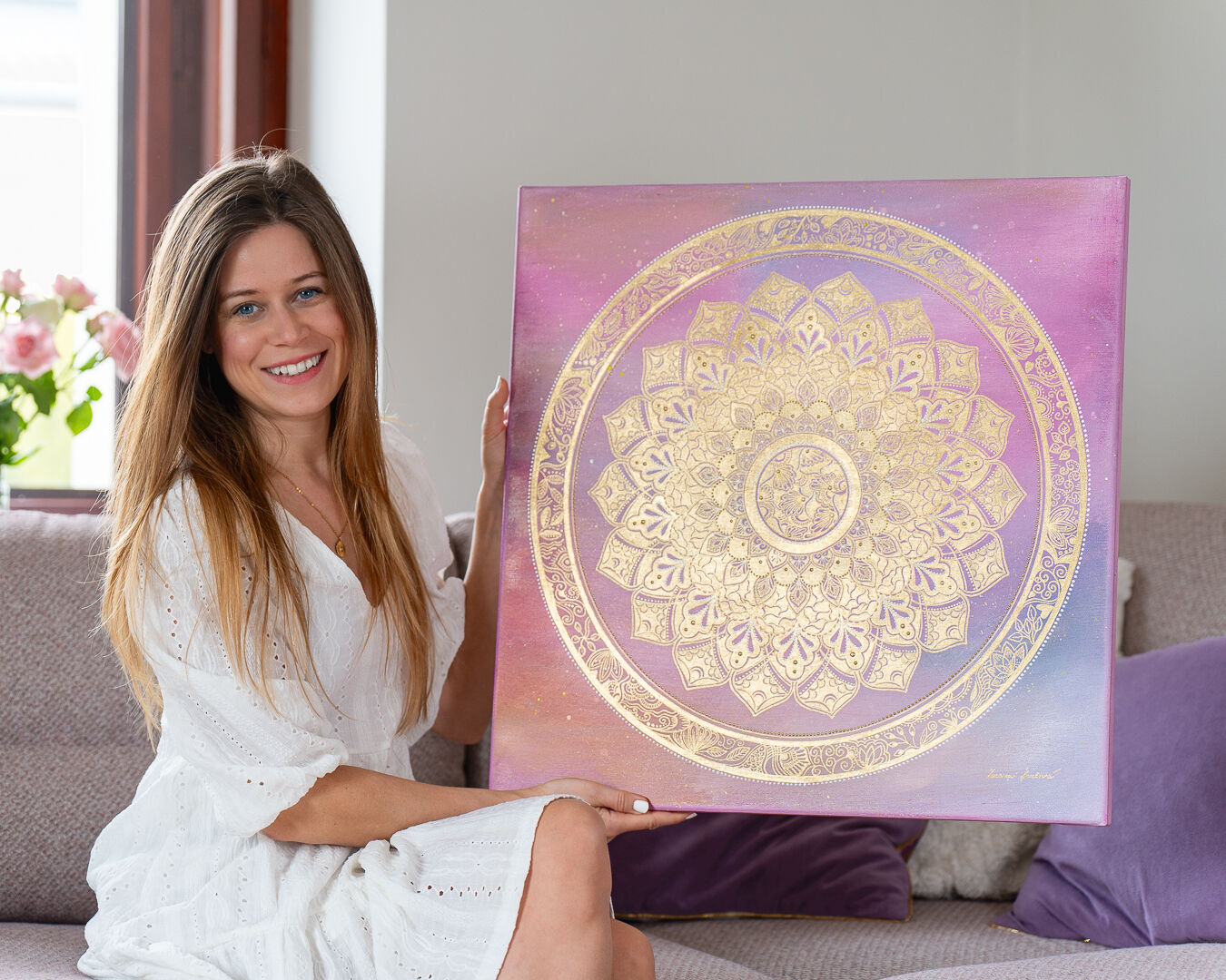 Zlatá mandala na&nbsp;růžovém plátně. Autorská tvorba Zuzany Krulové.