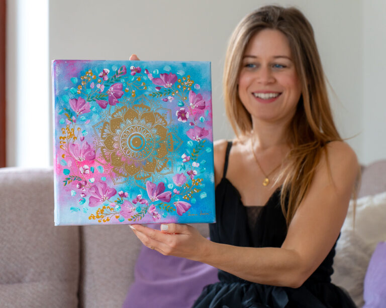 Modrá mandala Zuzany Krulové, kytičky